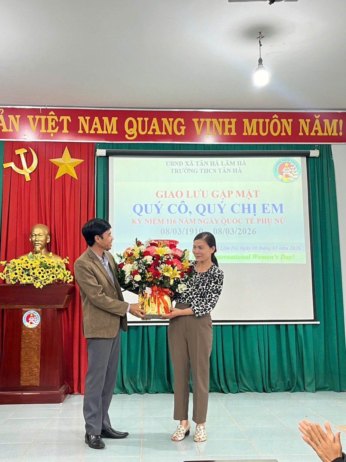 Thầy Nguyễn Hữu Trạch thay mặt cho Công đoàn viên nam tặng hoa chúc mừng các cô giáo